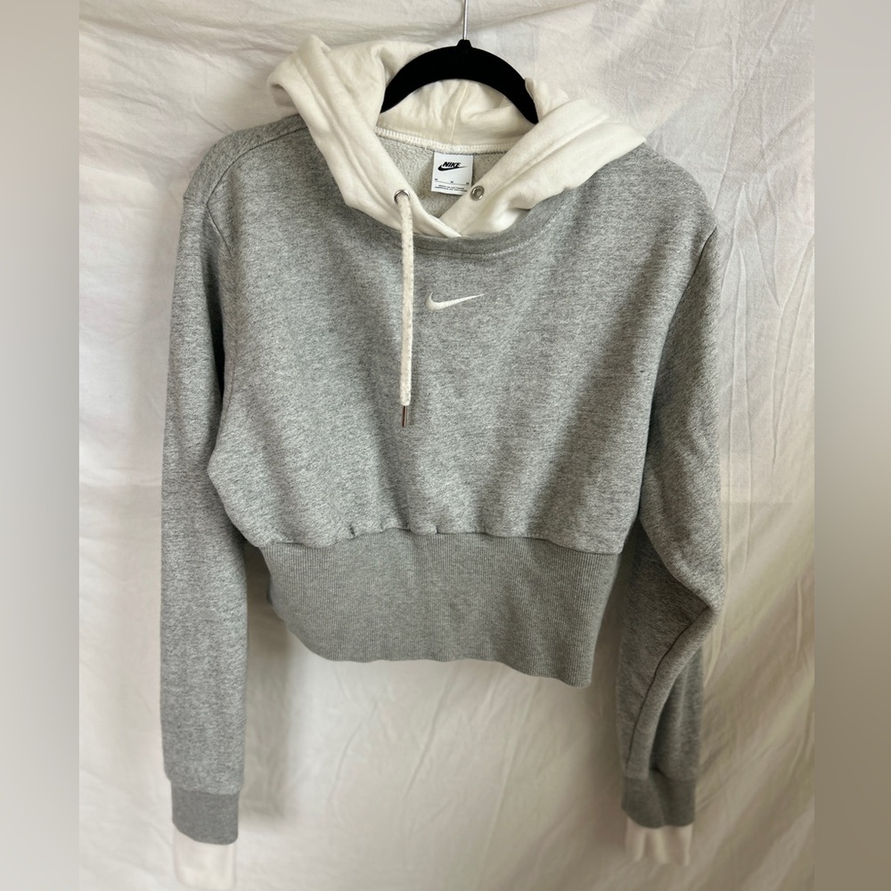 Cropped Nike Gray and White Hoodie